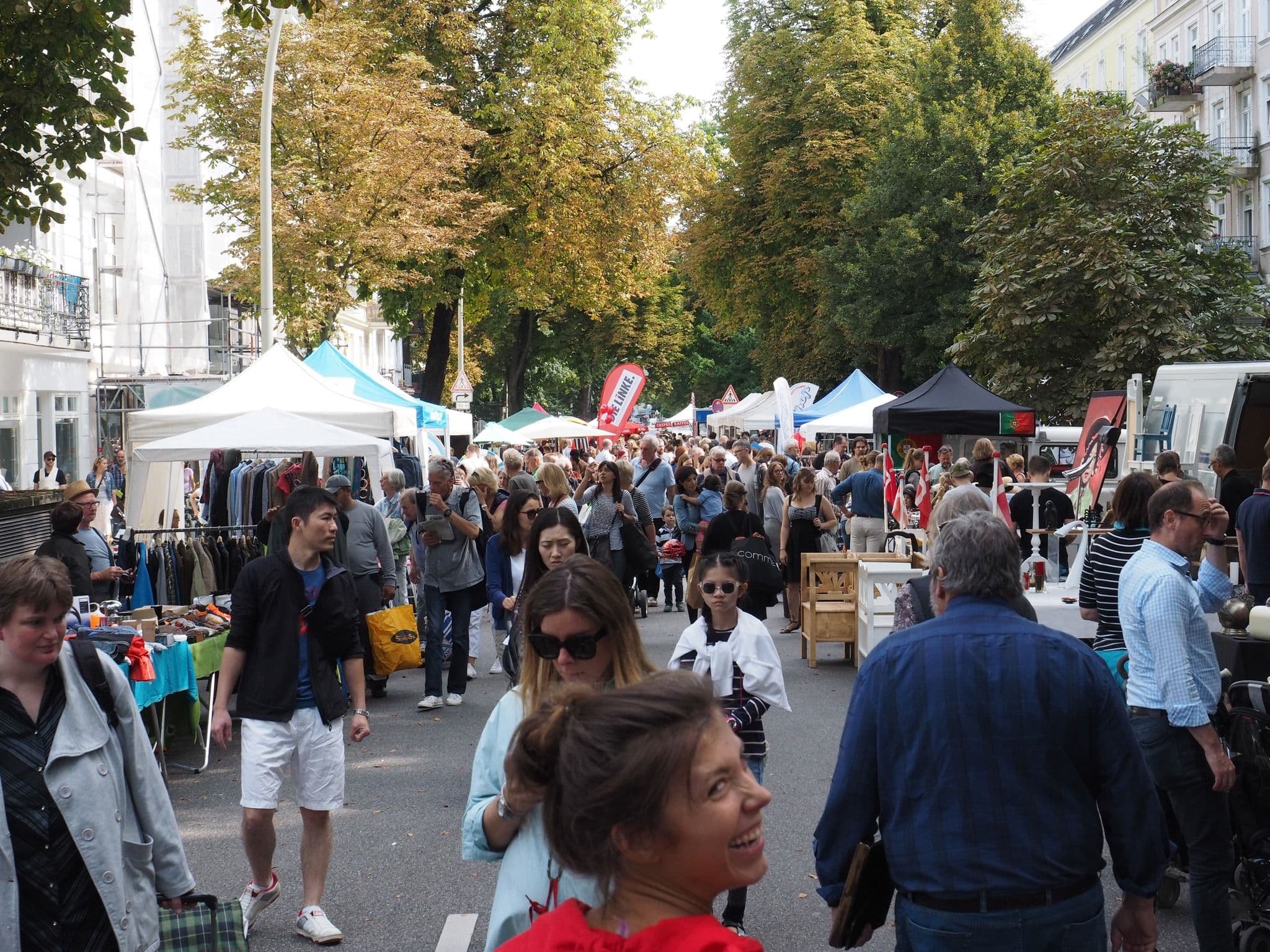 Der Eppendorfer Weg voller Flohmarktstände und Menschen