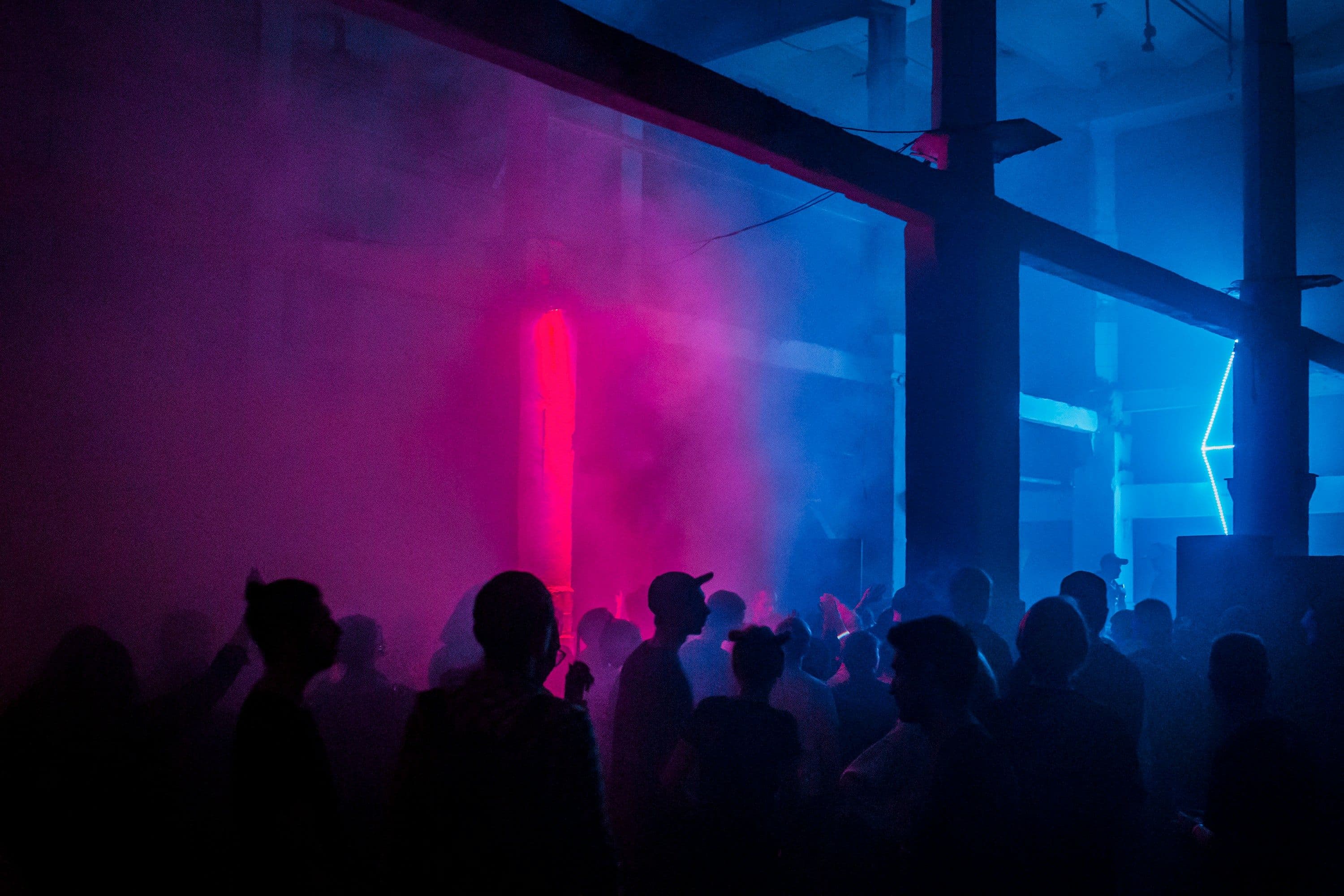 Menschen feiern in einem Club