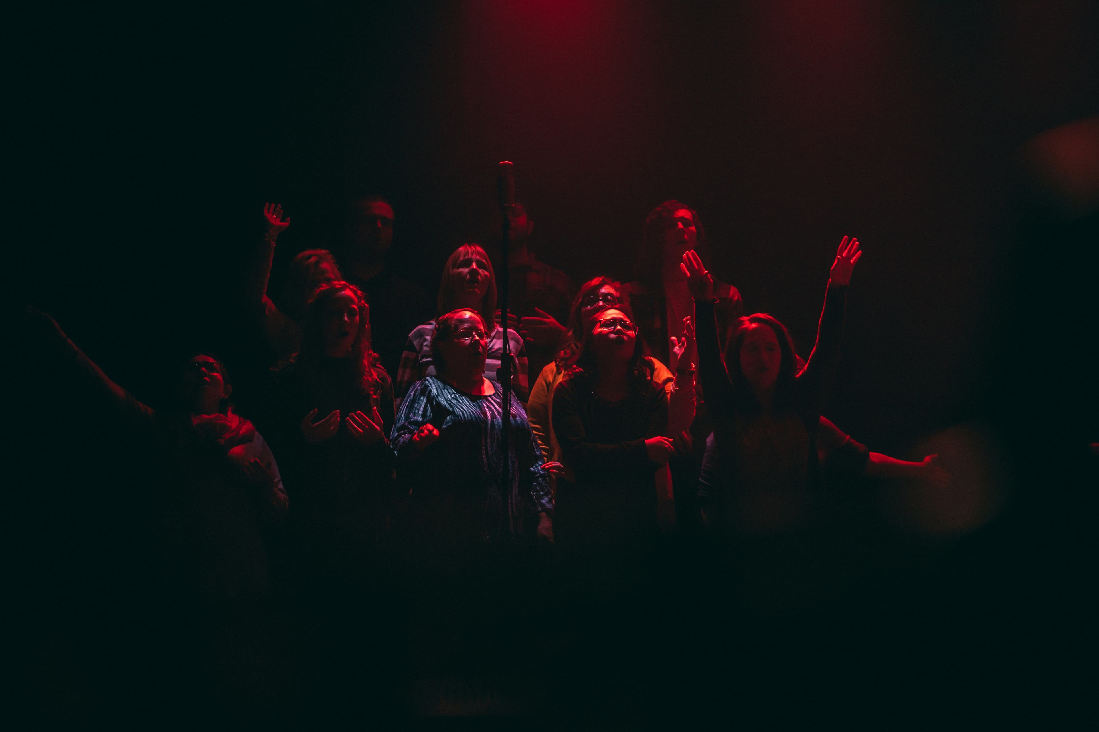 Chor in rotem Licht