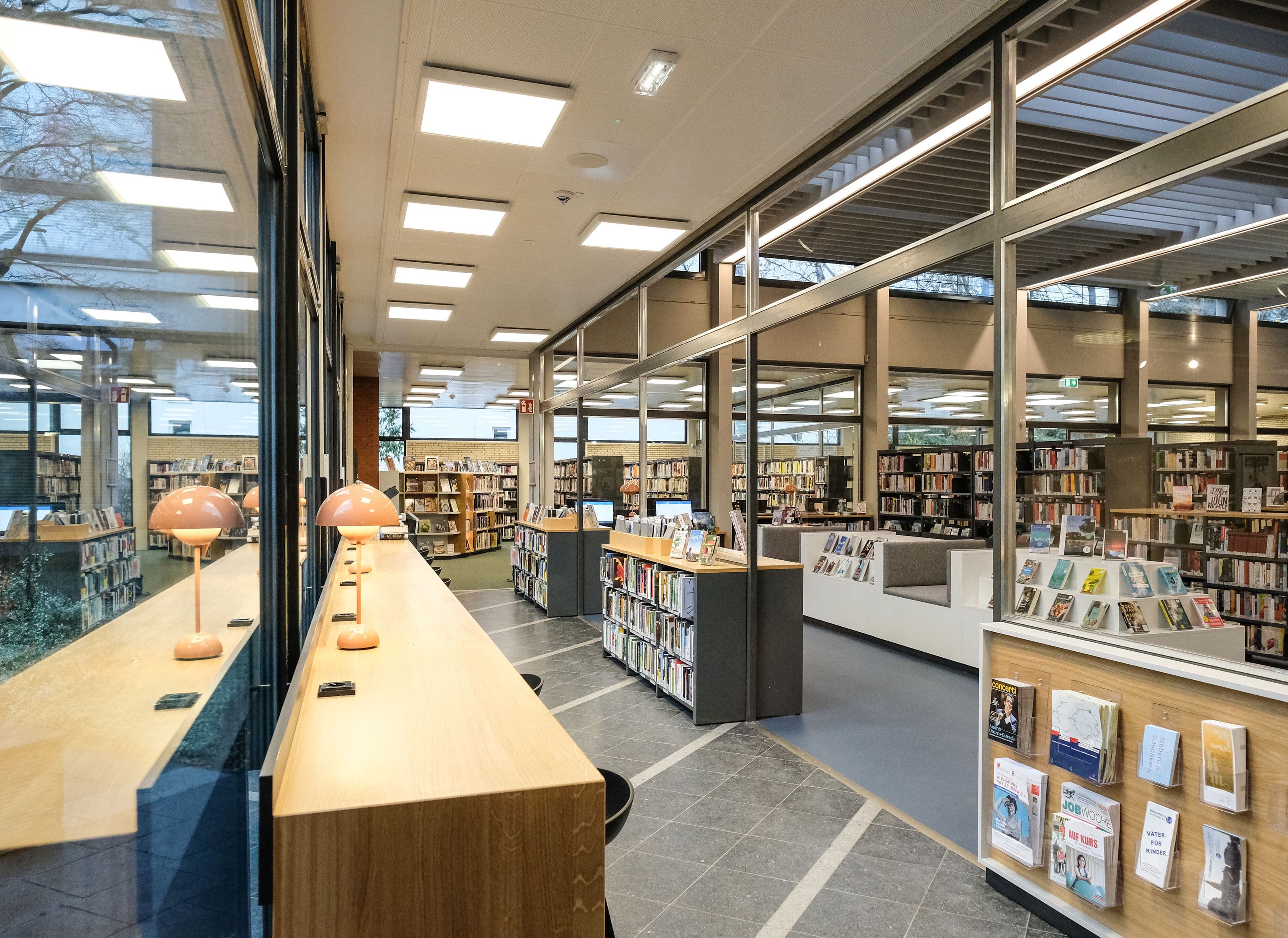 Innenansicht der Bücherhalle Eimsbüttel mit Schreibtischen und Bücherregalen