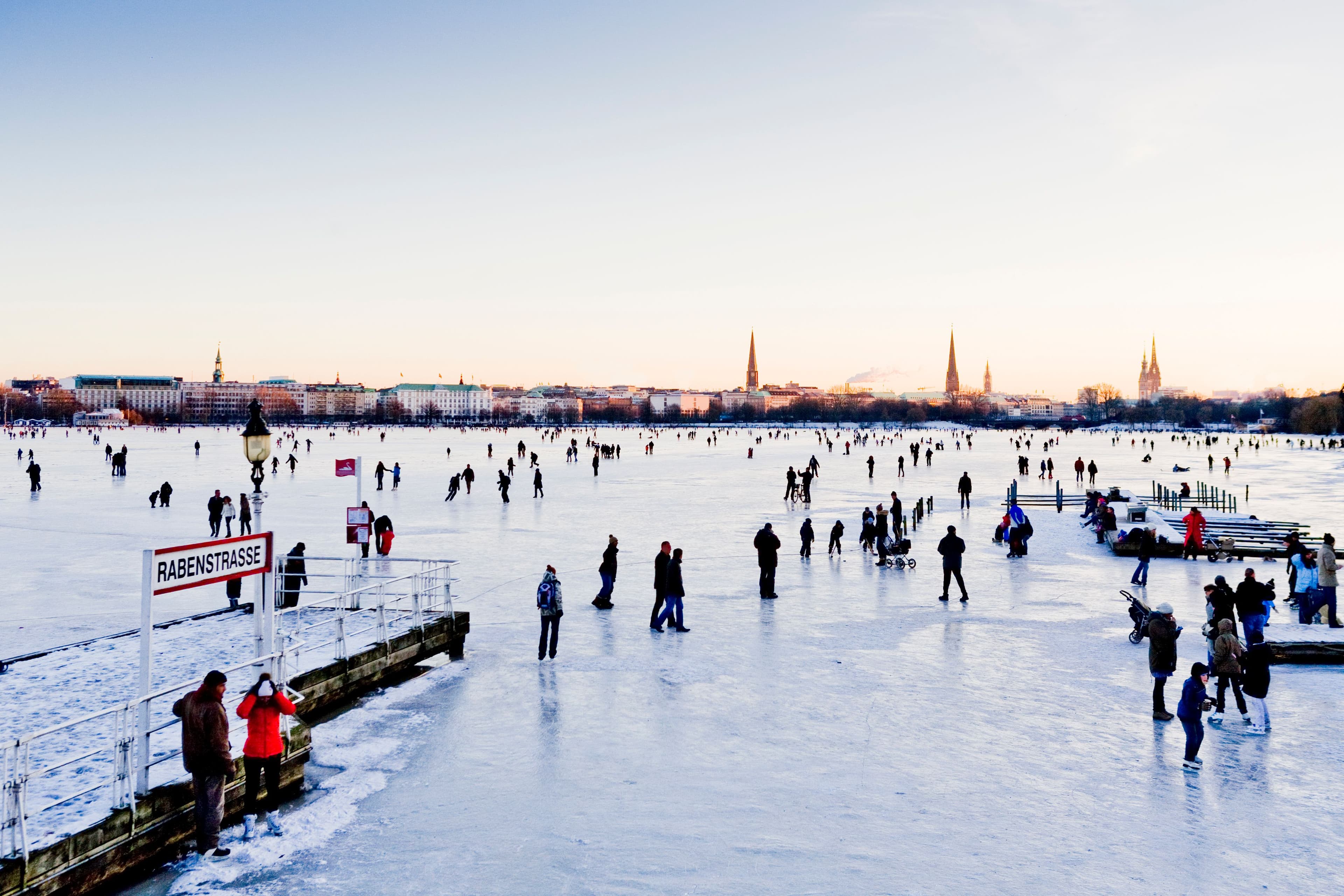 Zugefrorene Alster mit vielen Schlittschuhfahrer:innen