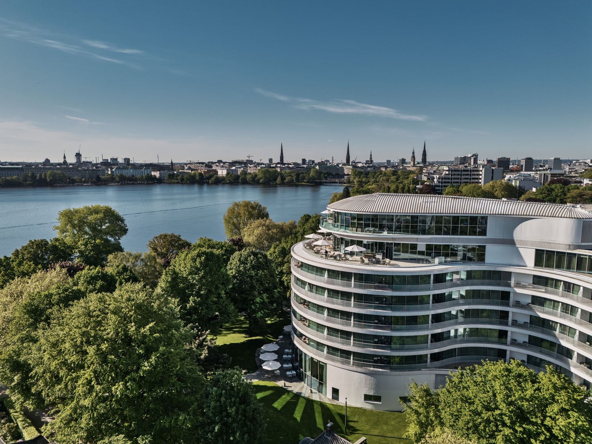 Die Fontenay Rooftop Bar und das Hotel von oben fotografiert