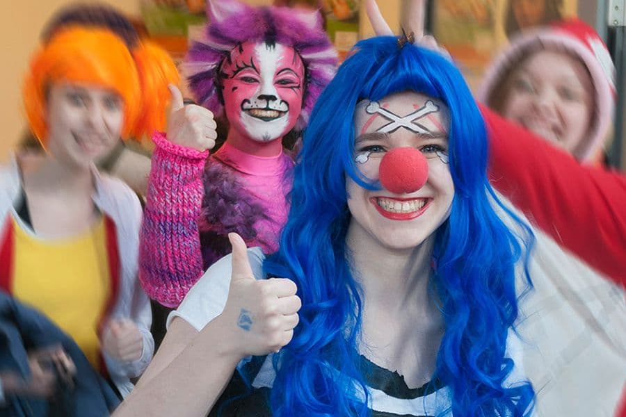 Zwei kostümierte Besucherinnen der Comic Convention