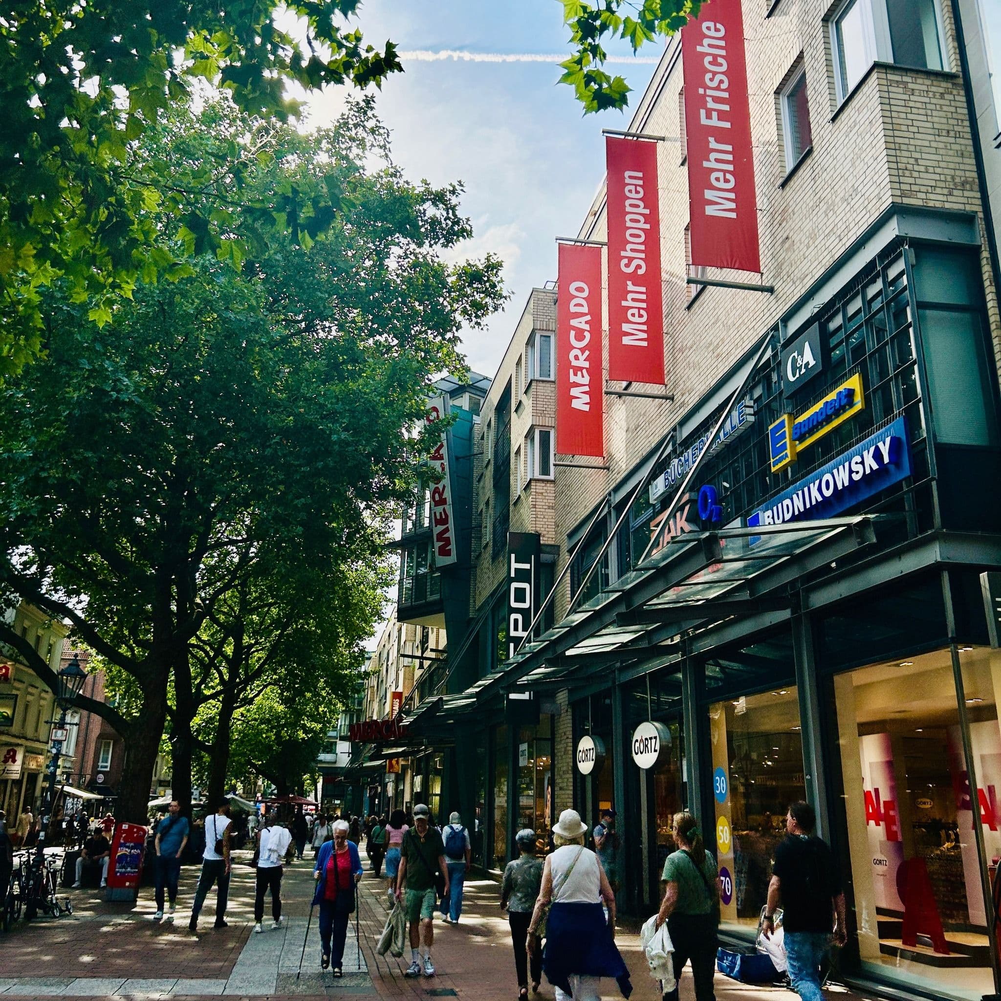 Das Mercado und die Fußgängerzone von außen