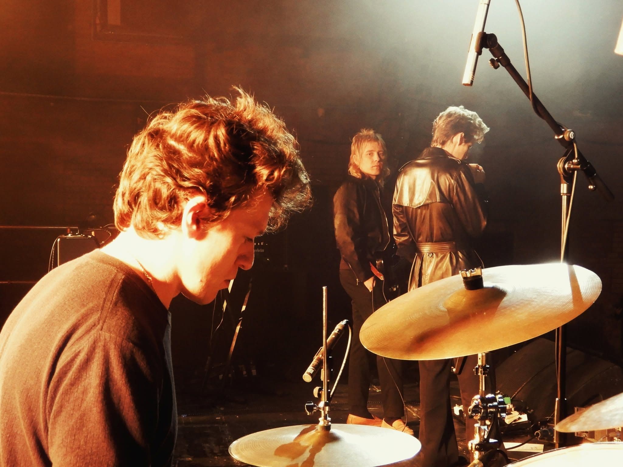 Schlagzeuger aus der Band "Brigitte calls me baby"