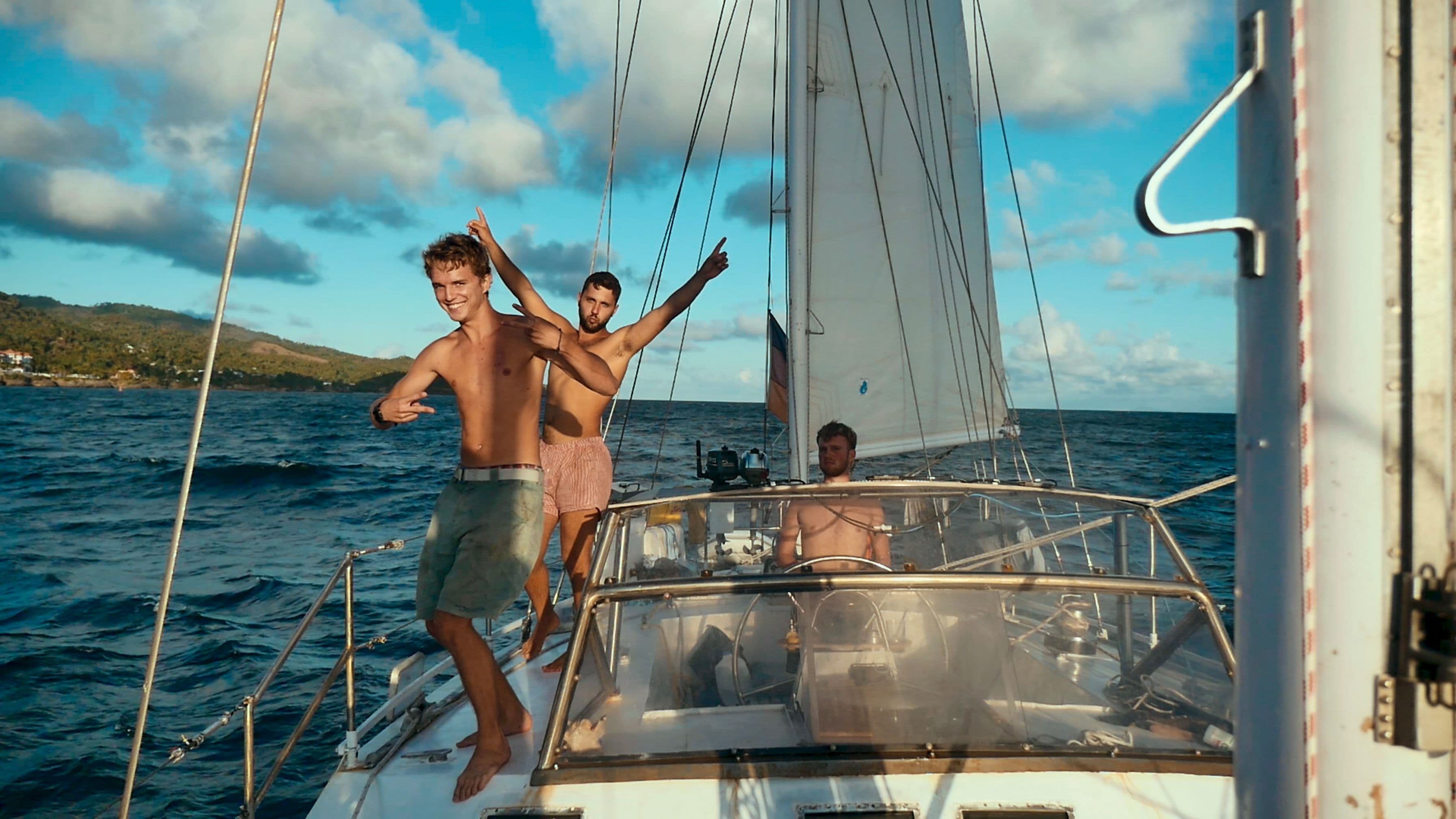 Drei Männer auf einem Segelboot