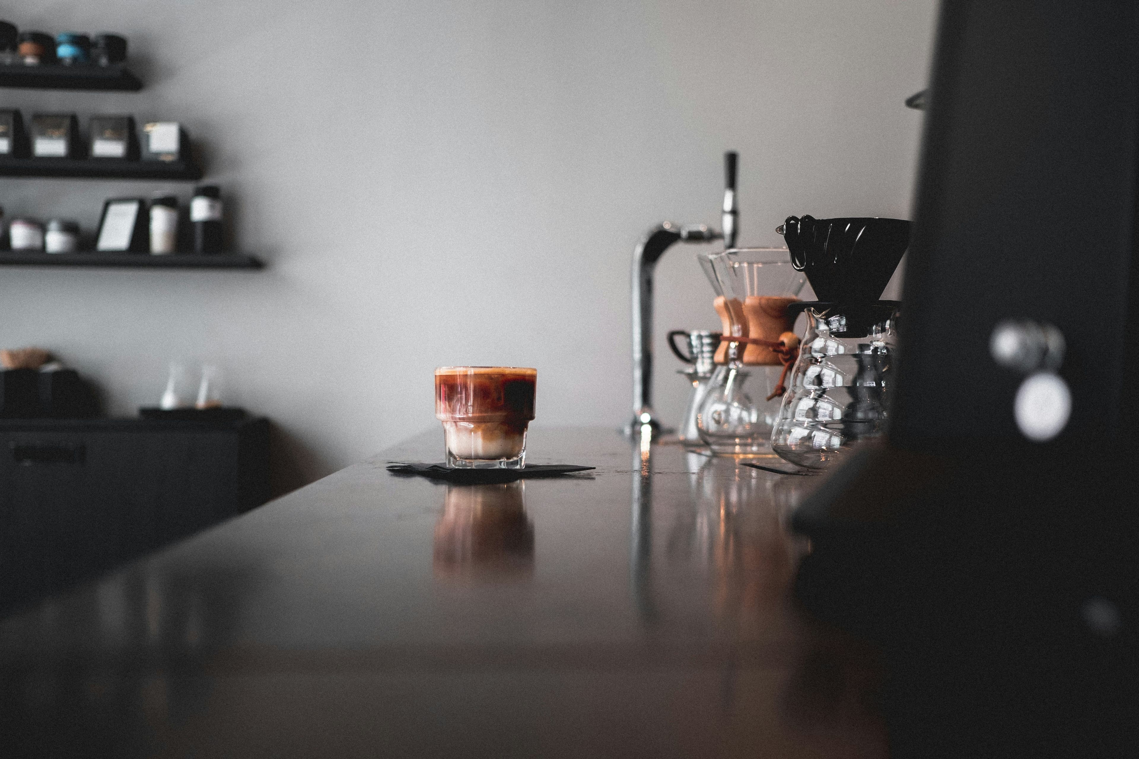 Blick auf einen Tresen mit Kaffee