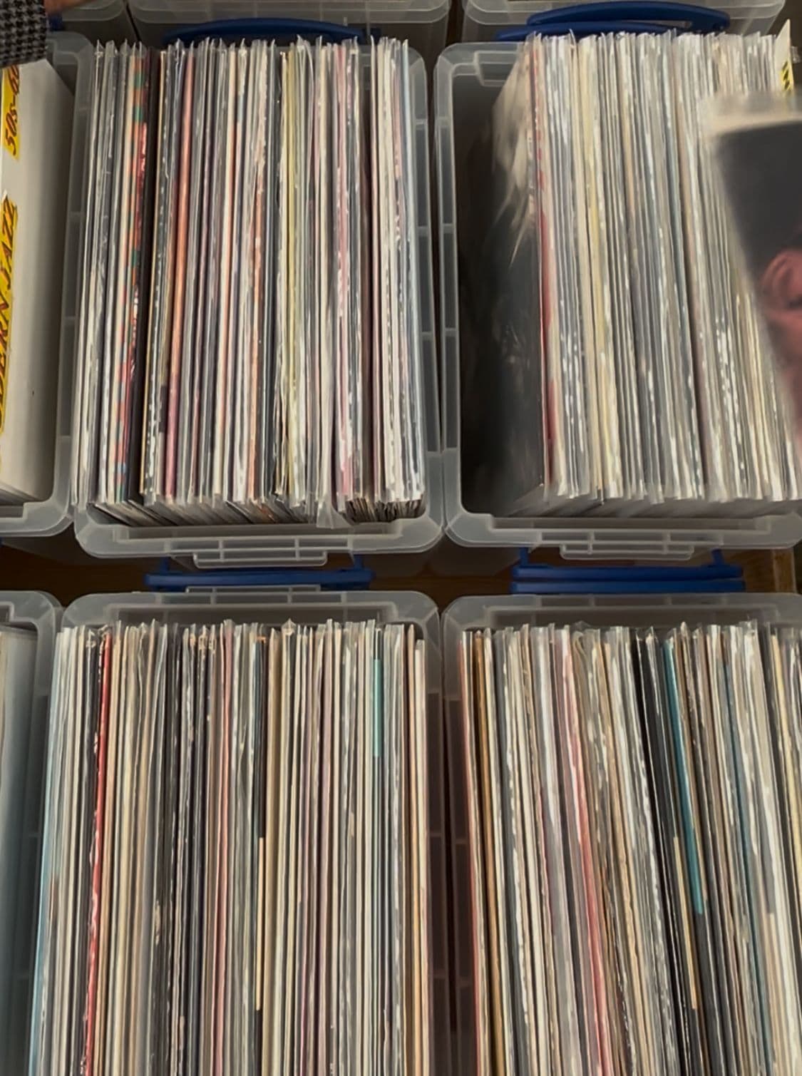 Ganz viele Platten in mehreren Kisten
