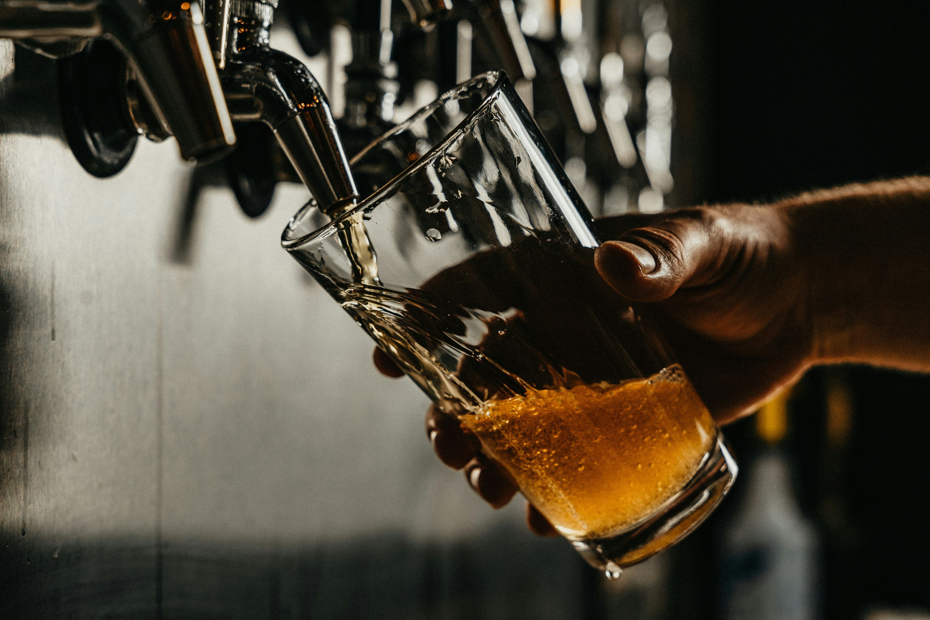 Ein Glas Bier wird gezapft