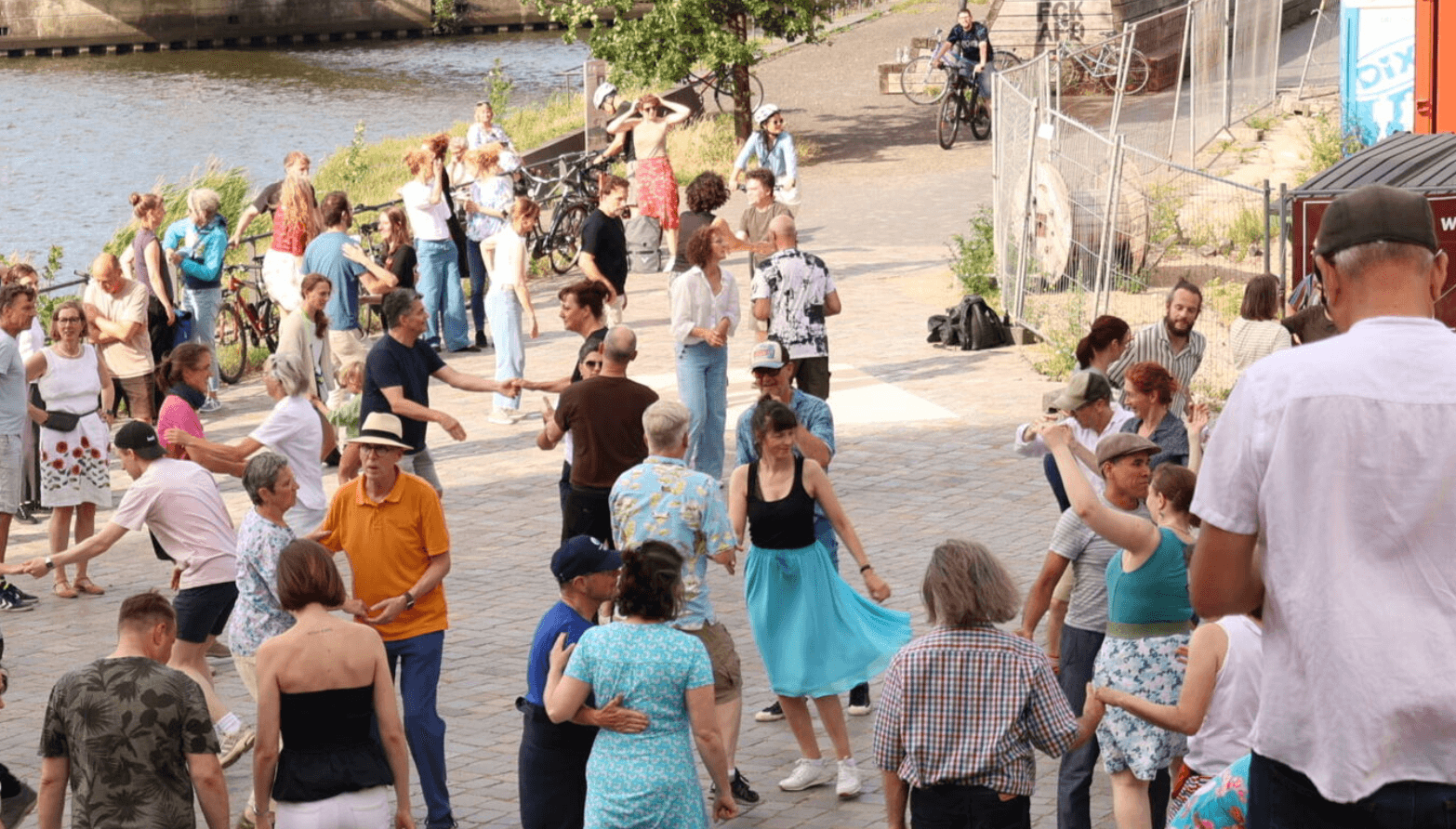 Besucher:innen beim Swingtanz Sommer