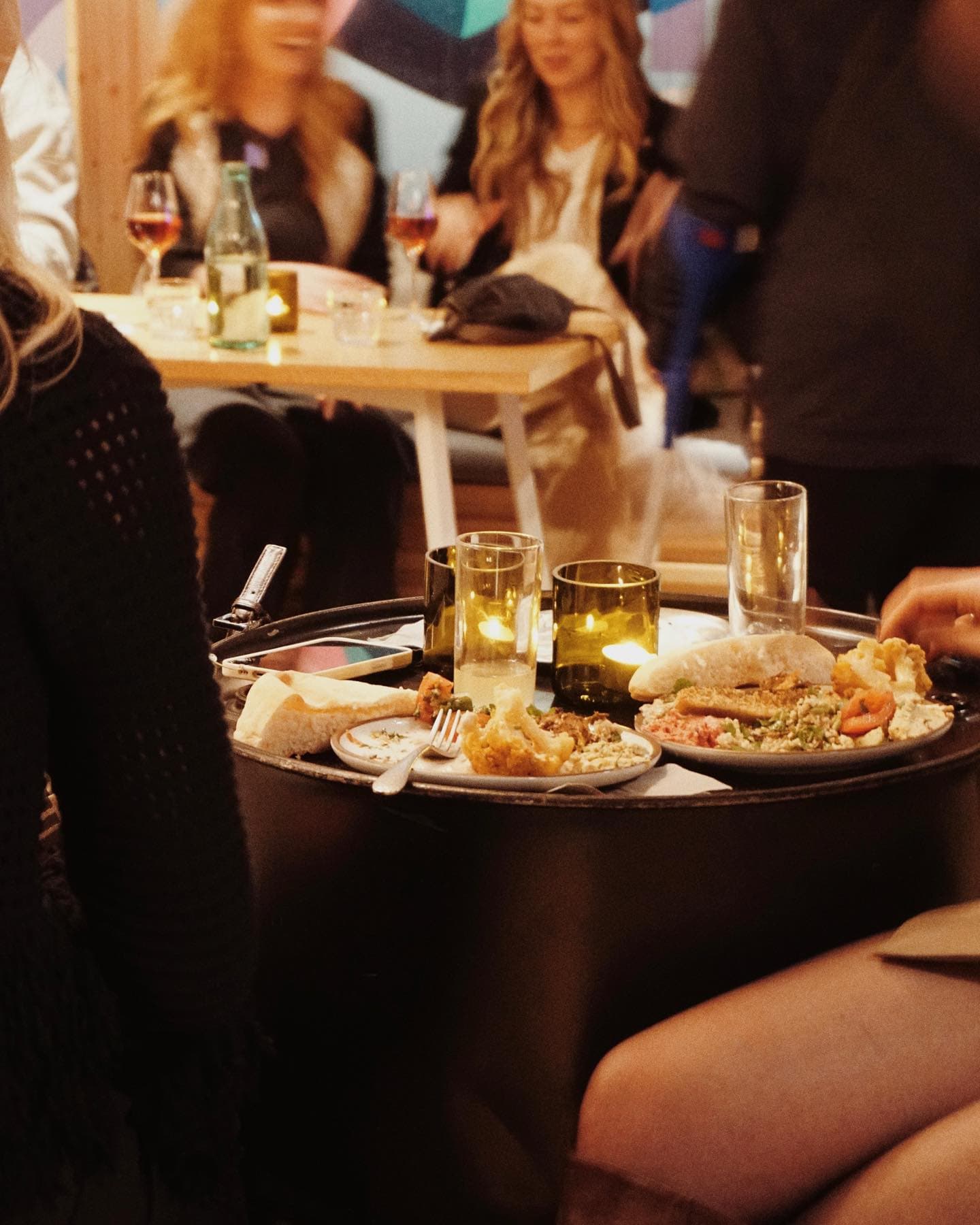 Ein Tisch mit Essen