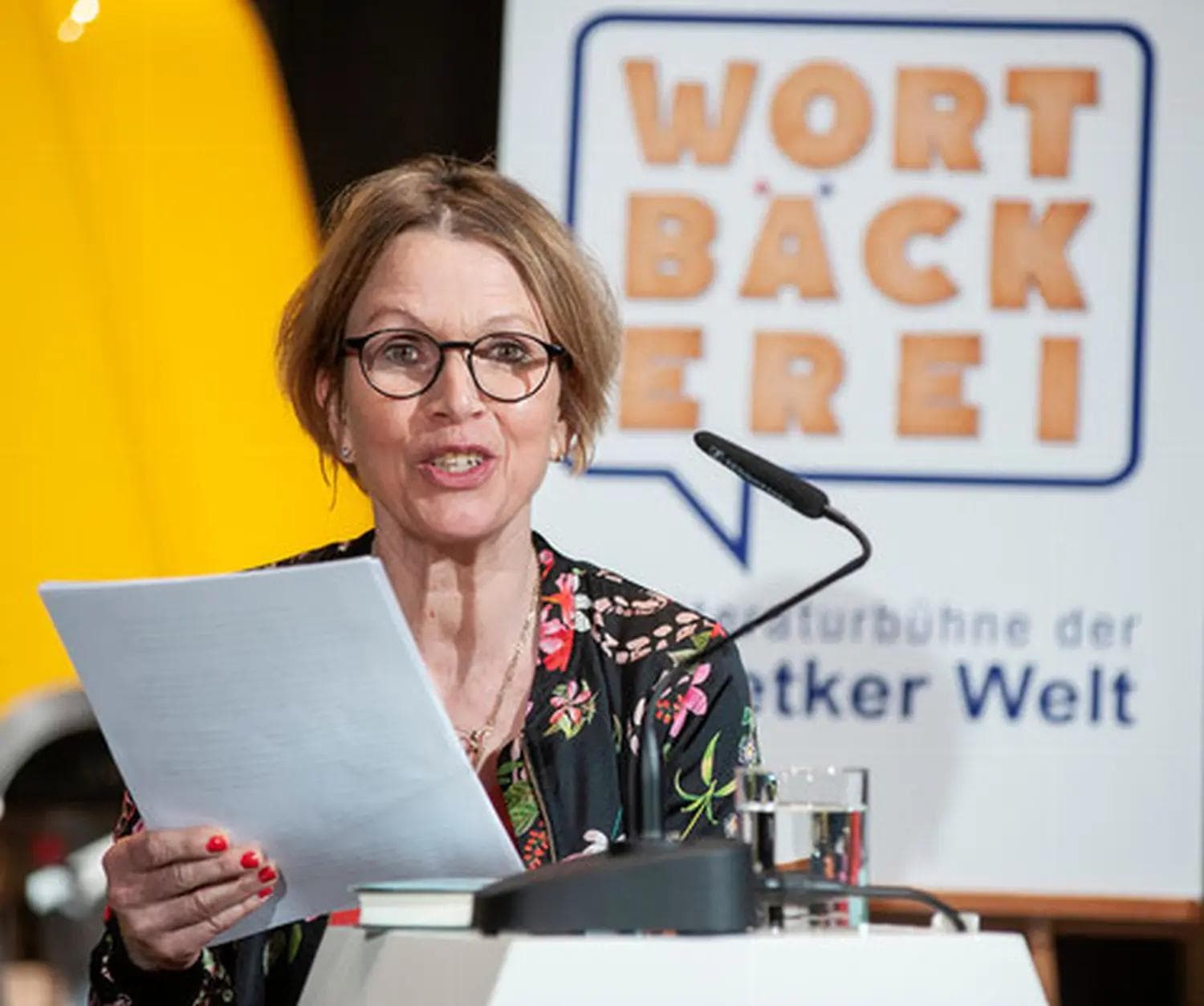 Adrienne Friedlaender während einer Lesung