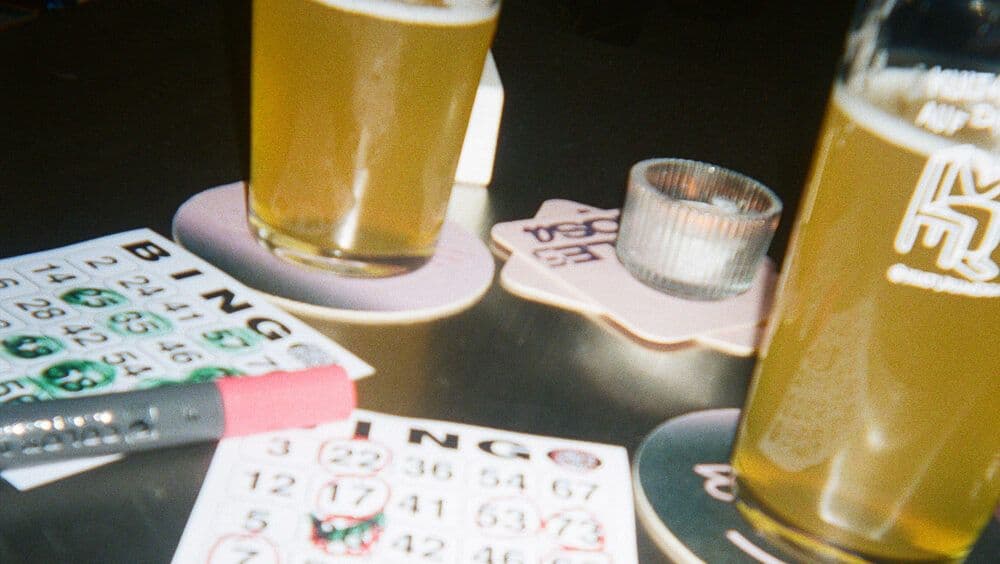 Ein Tisch mit Bingokarten und Bier