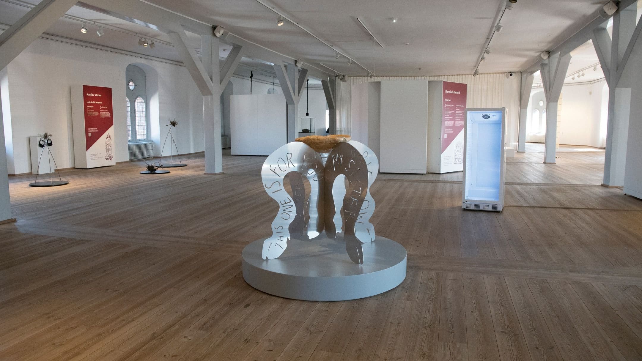 Eine Kunstinstallation steht in der Mitte eines Raumes
