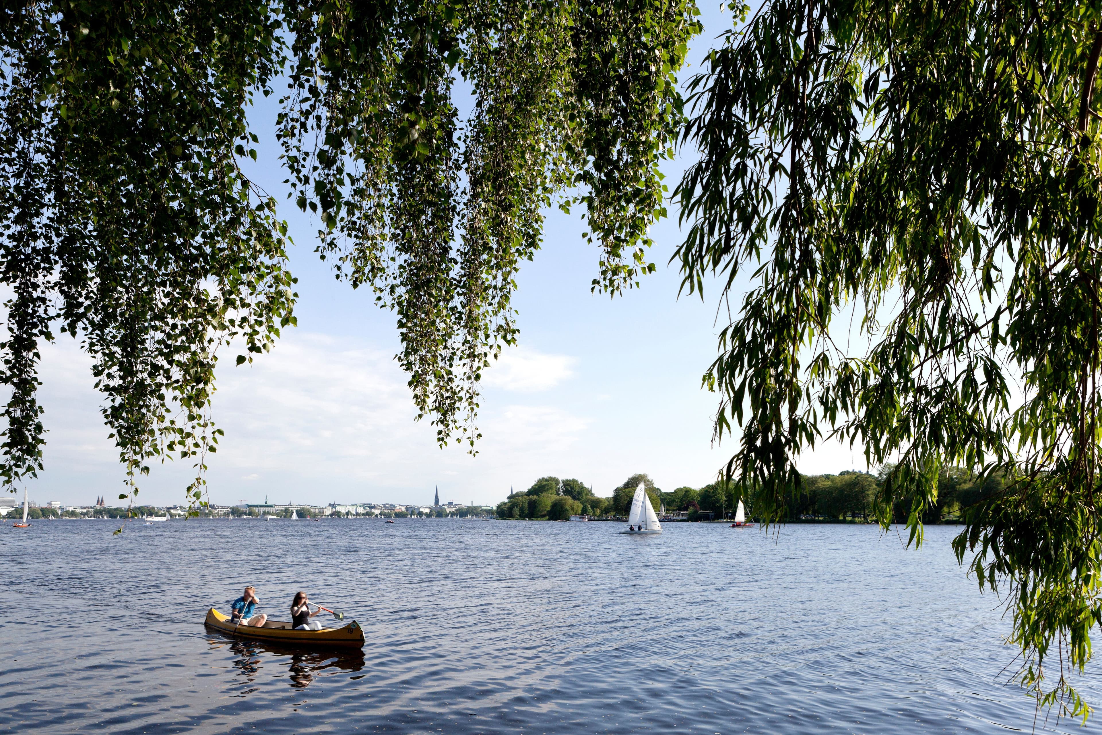 Kanus und Segelboote auf der Außenalster