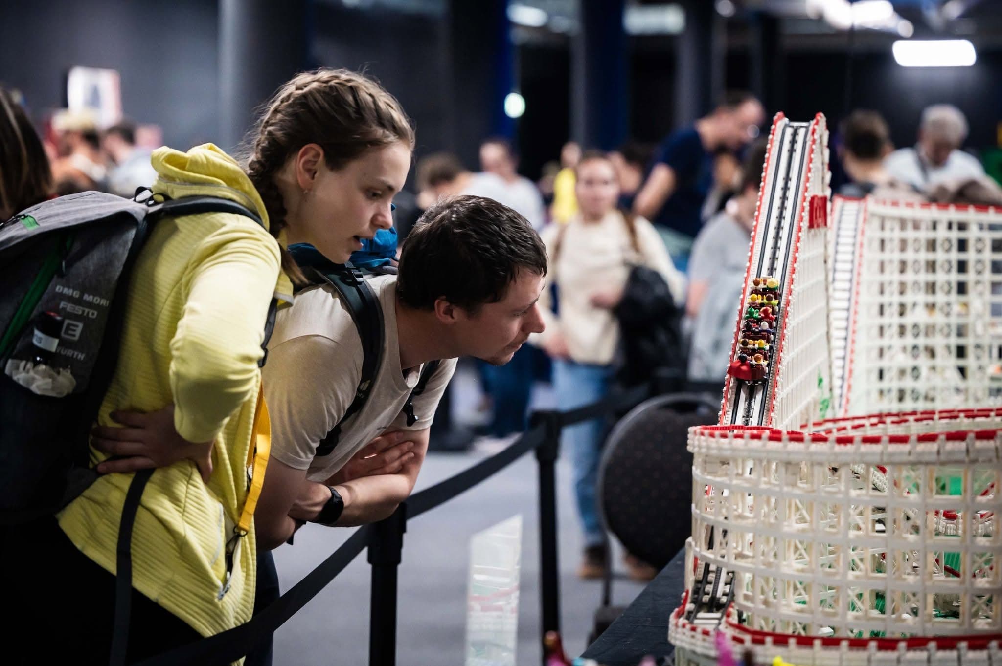Besucher:innen in der World of Bricks Hamburg