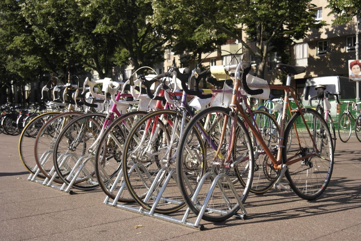 Viele Fahrräder stehen aufgereiht auf dem Spielbudenplatz