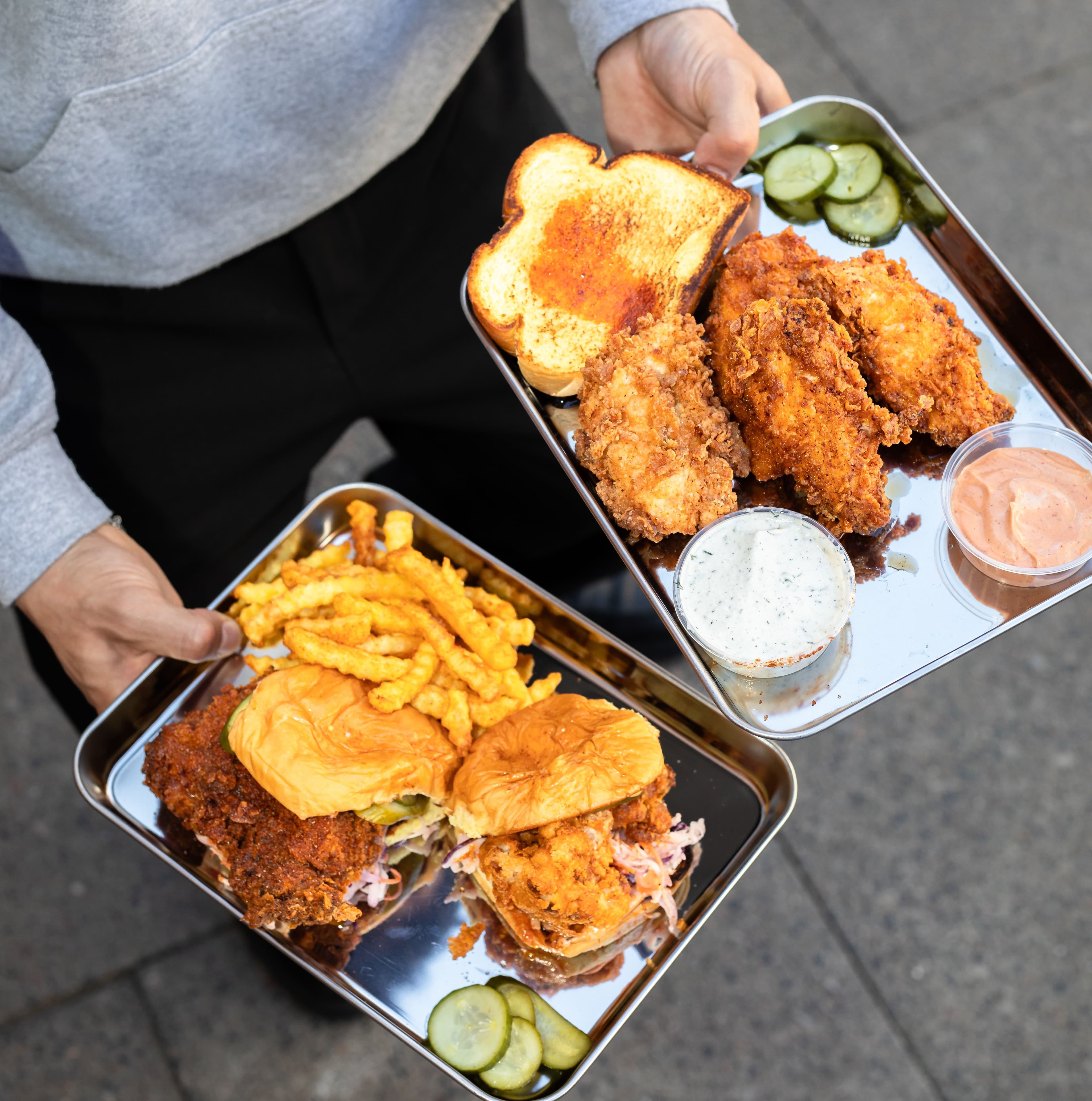Mehrere Sandwiches mit frittiertem Hühnchen