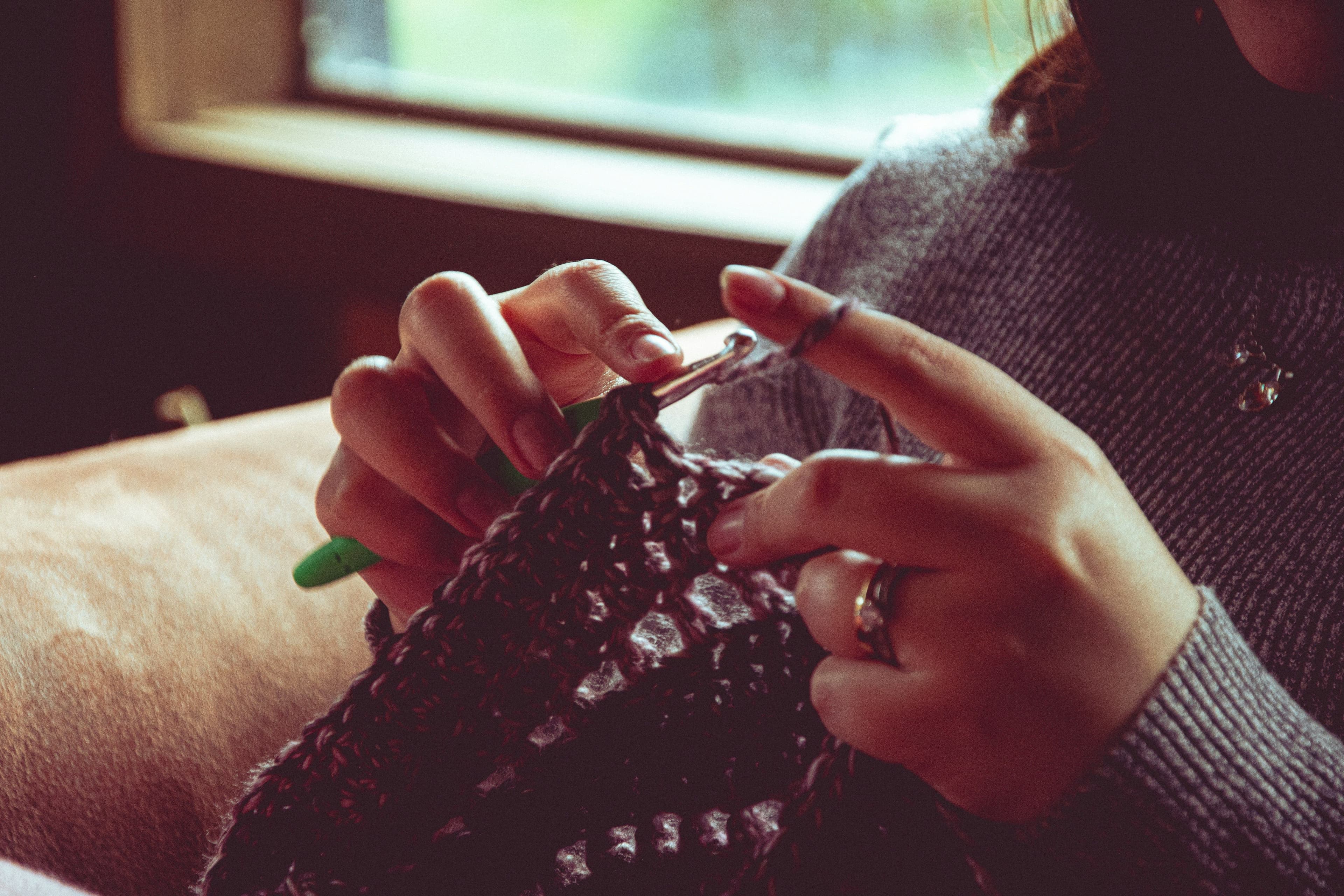 Eine Person strickt