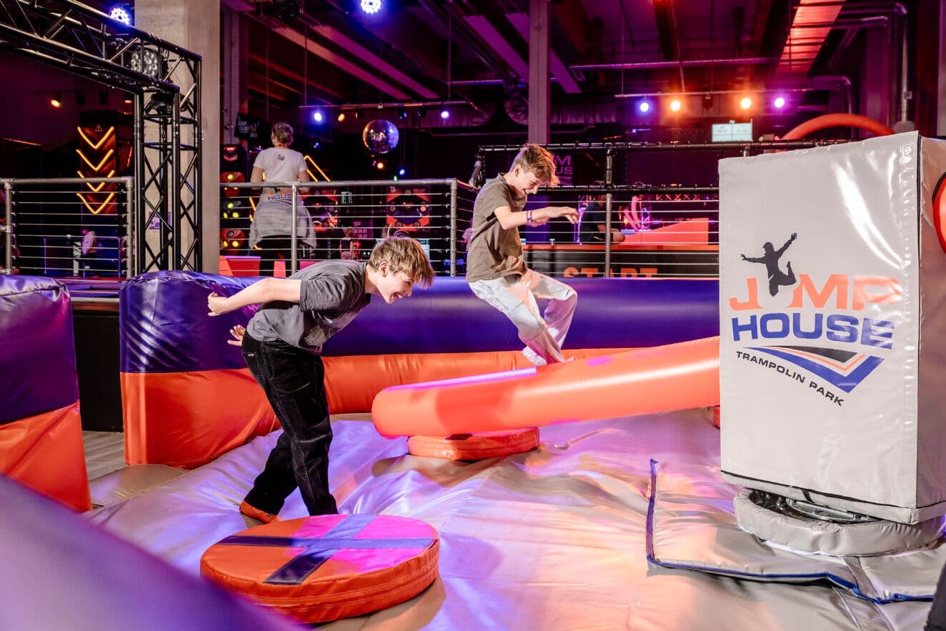 Zwei hüpfende Jungen im Jump House