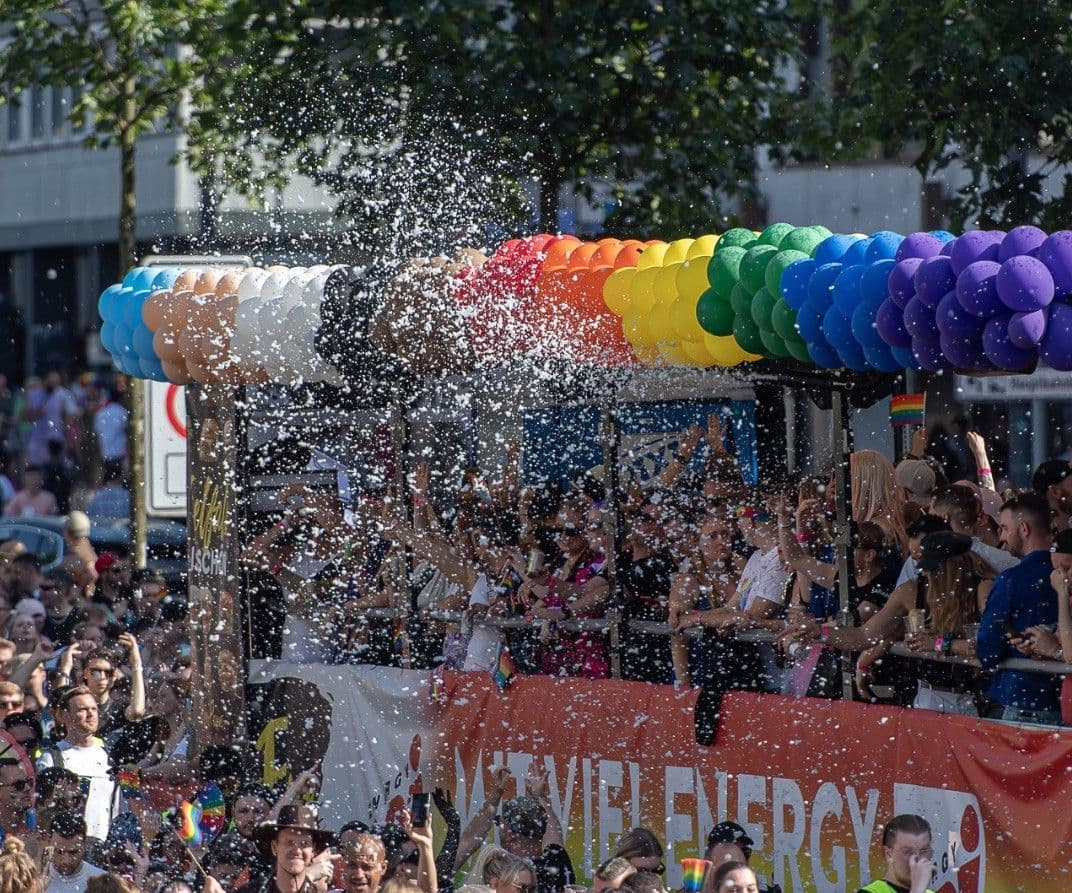 Bunter Wagen auf der CSD Demo in Hamburg