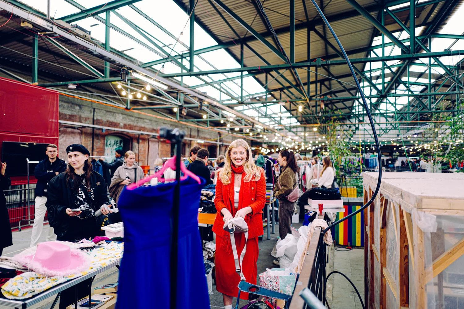 Flohmarktstände mit Verfäufer:innen und Besucher:innen in der Gleishalle in Hamburg