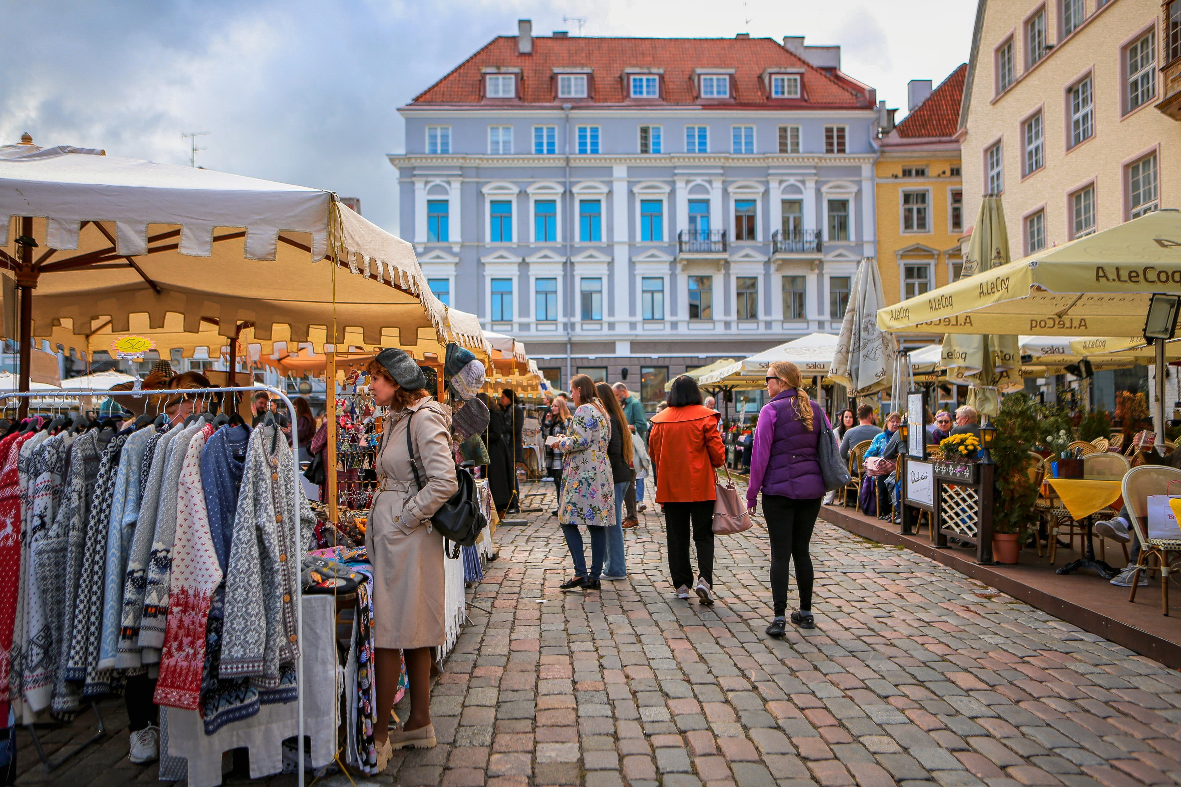 Menschen schlendern über einen Flohmarkt