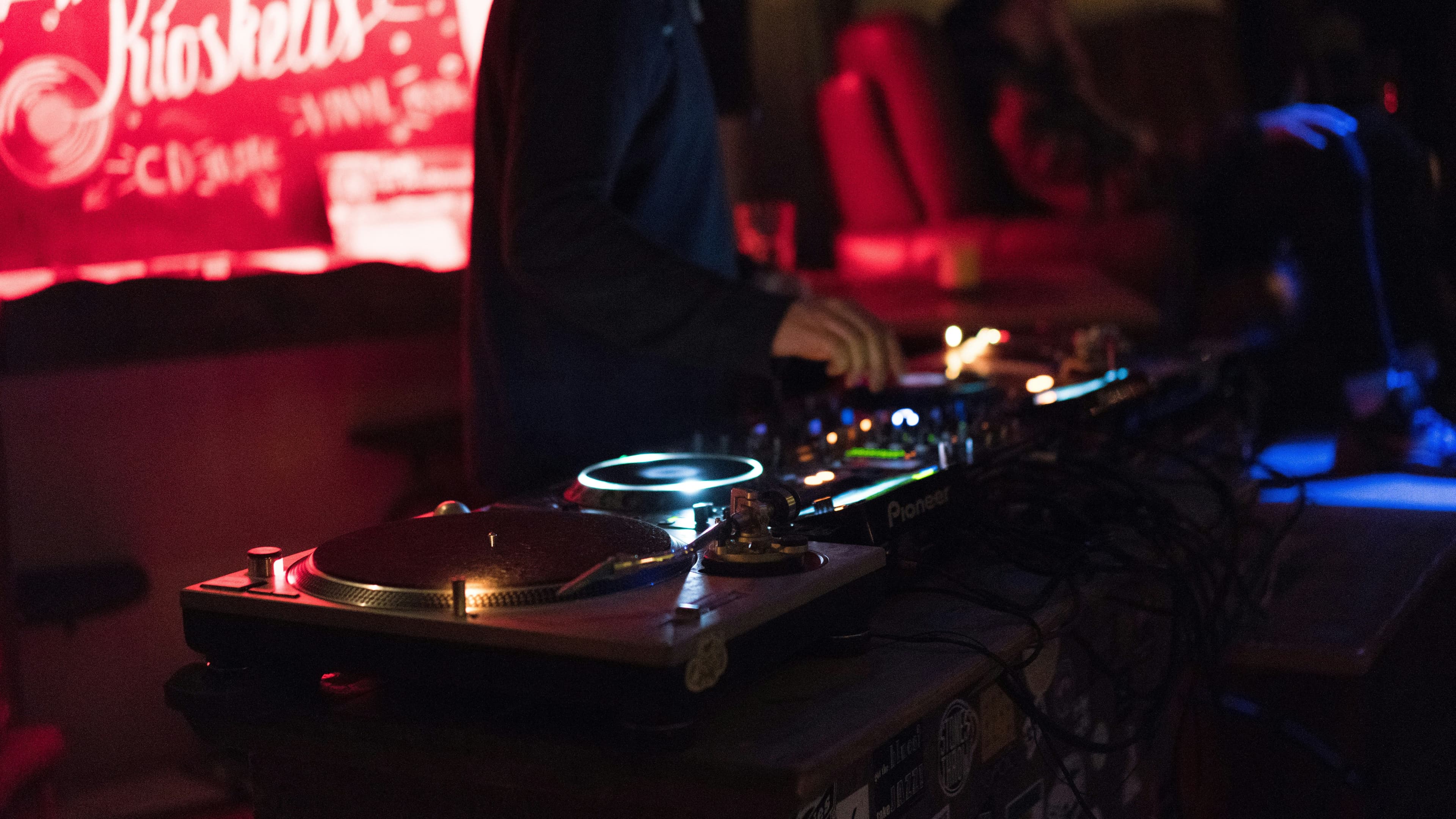 Ein DJ-Pult auf einer Party