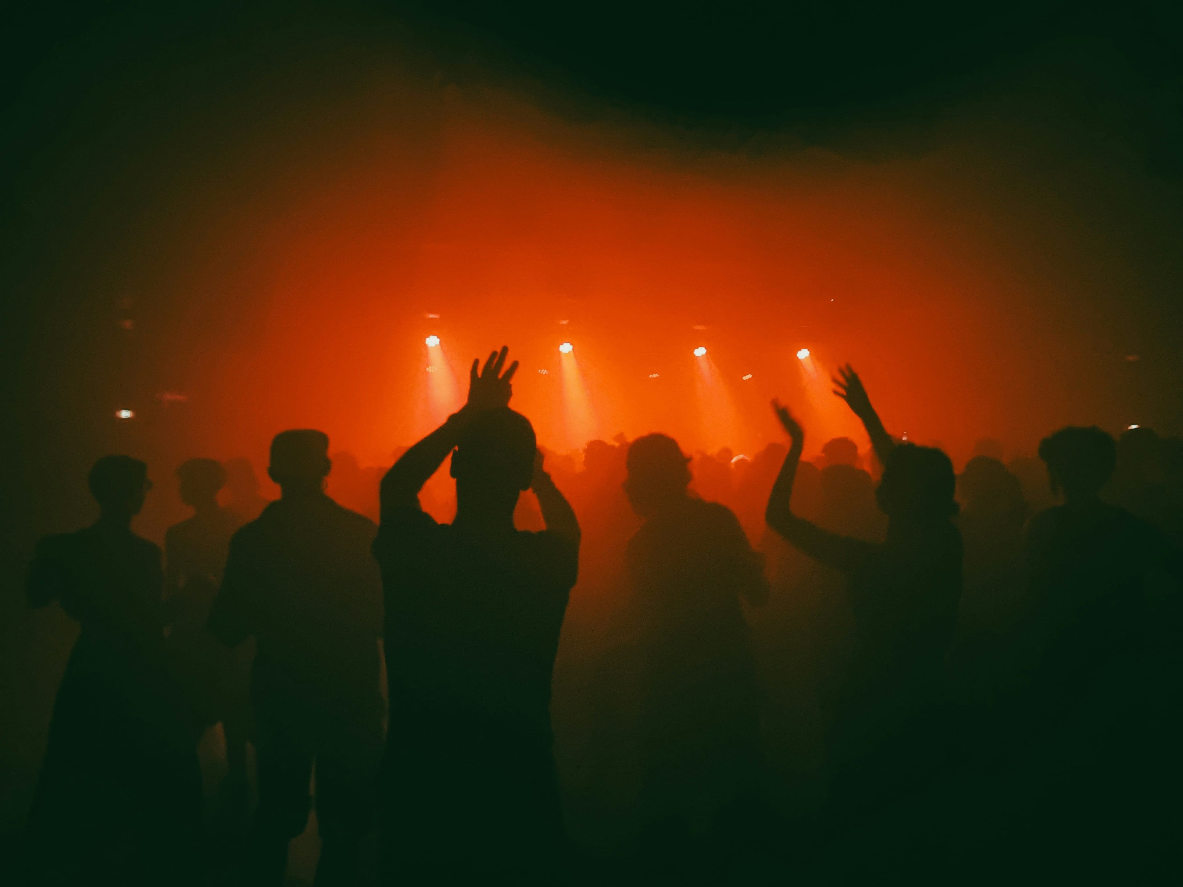 Tanzende Menschen im Club