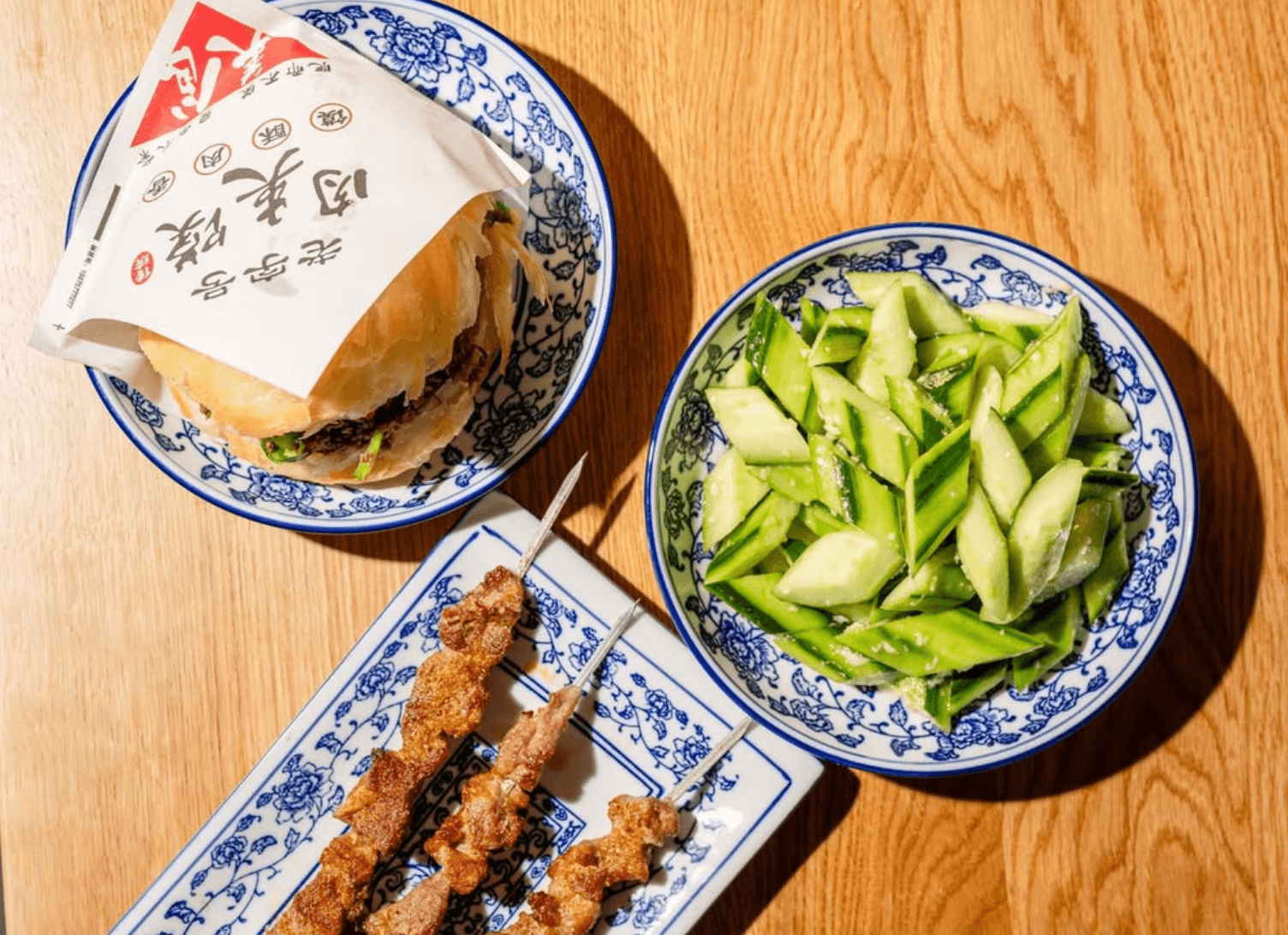 Gurkensalat, Hähnchenspieße und Bao Bun bei Kimmis in Hamburg