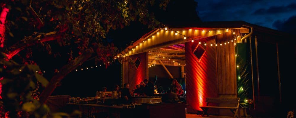 Mit Lichterketten beleuchteter Außenbereich