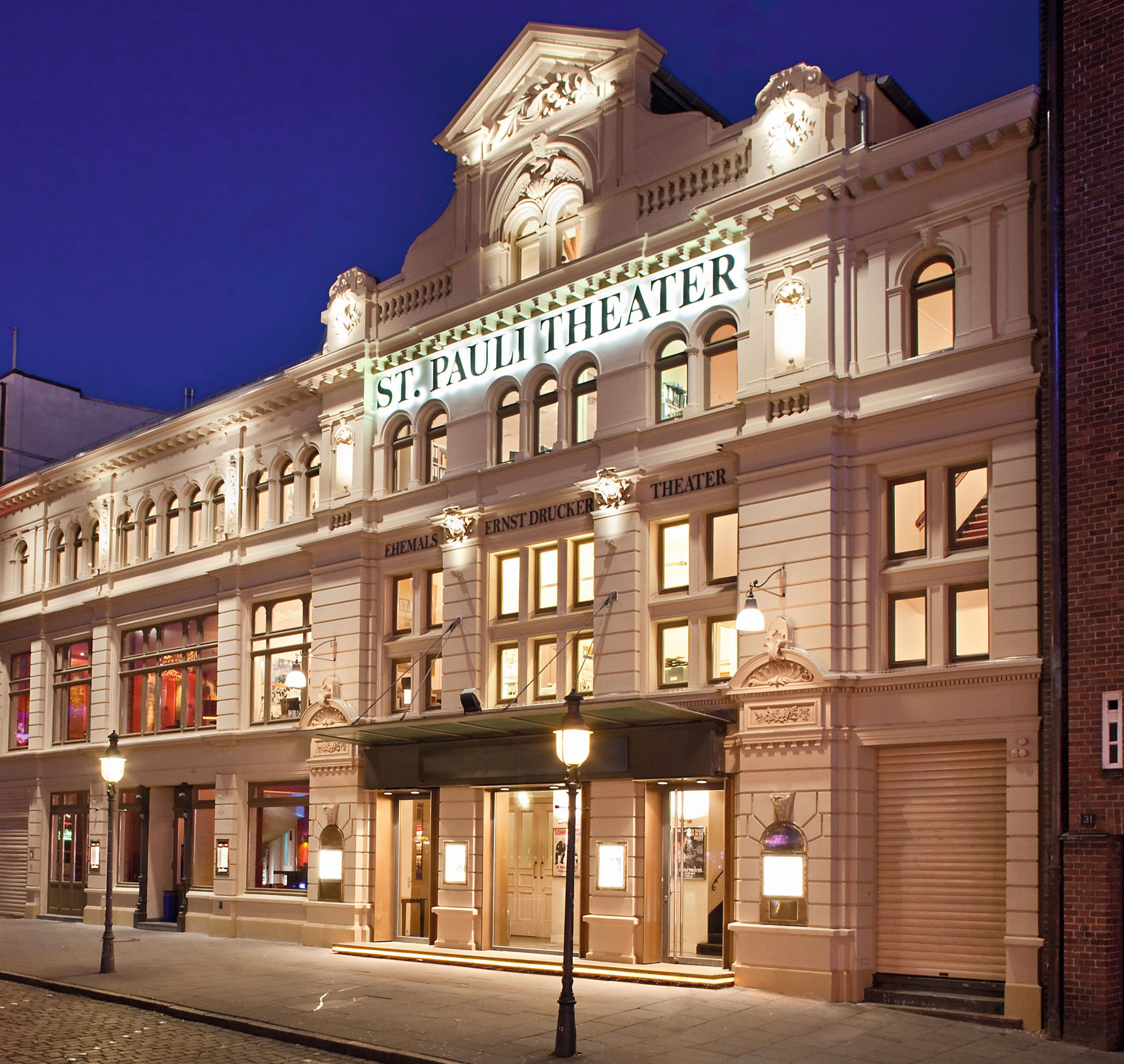 Außenansicht des im Dunkeln beleuchteten St. Pauli Theaters