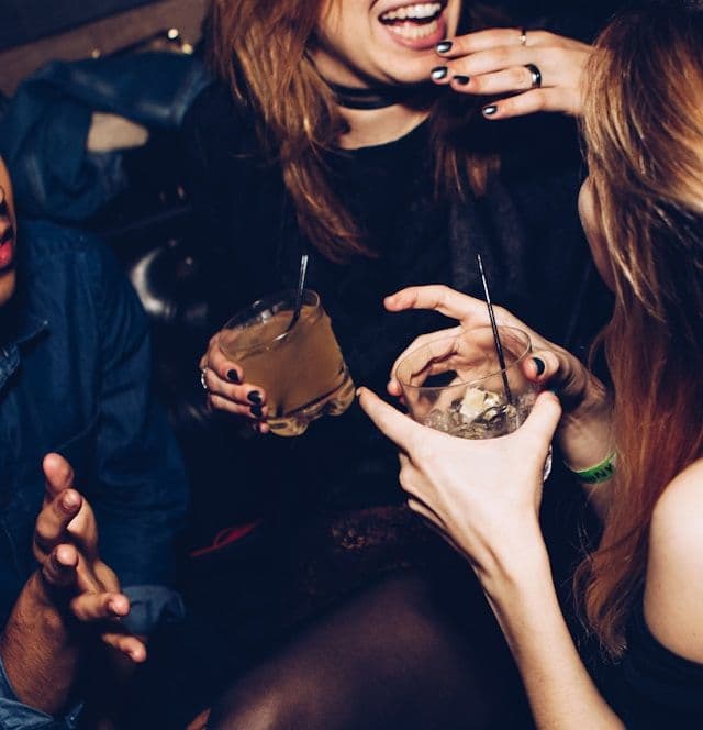 Zwei Frauen unterhalten sich mit Longdrinks in der Hand