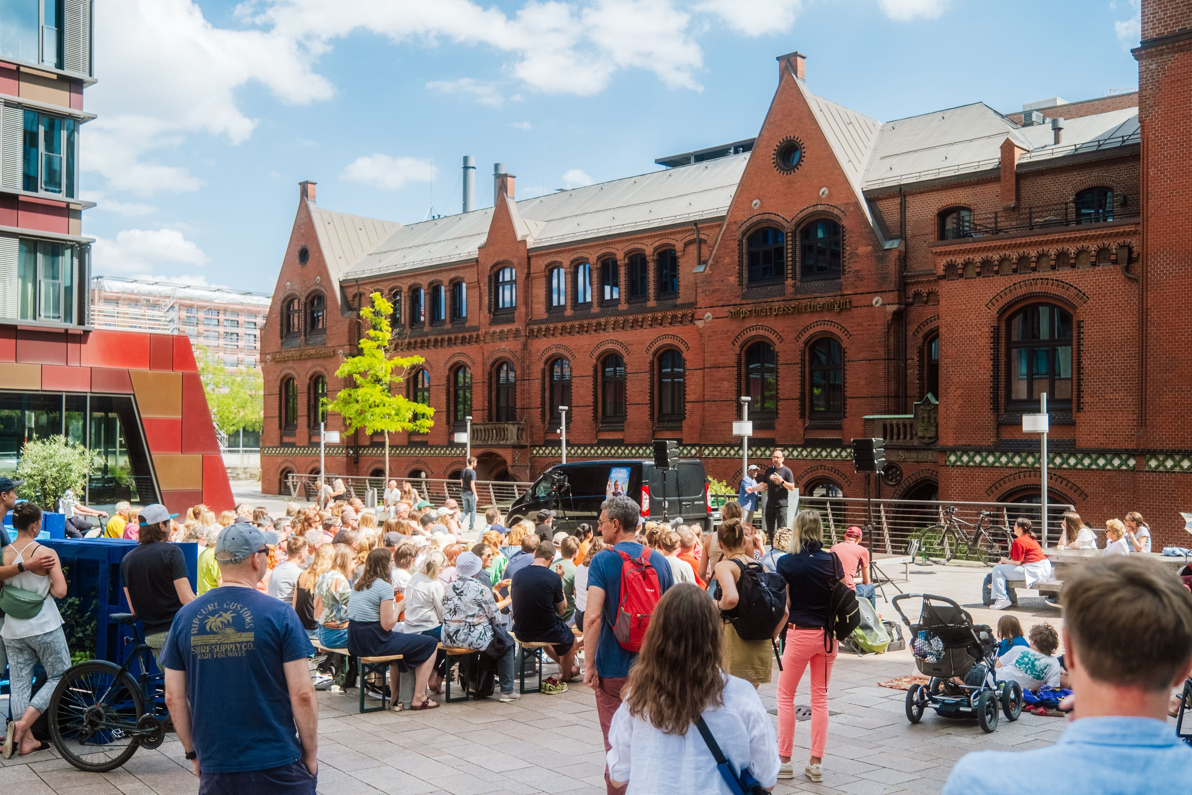 Viele Besucher:innen beim elbsommer
