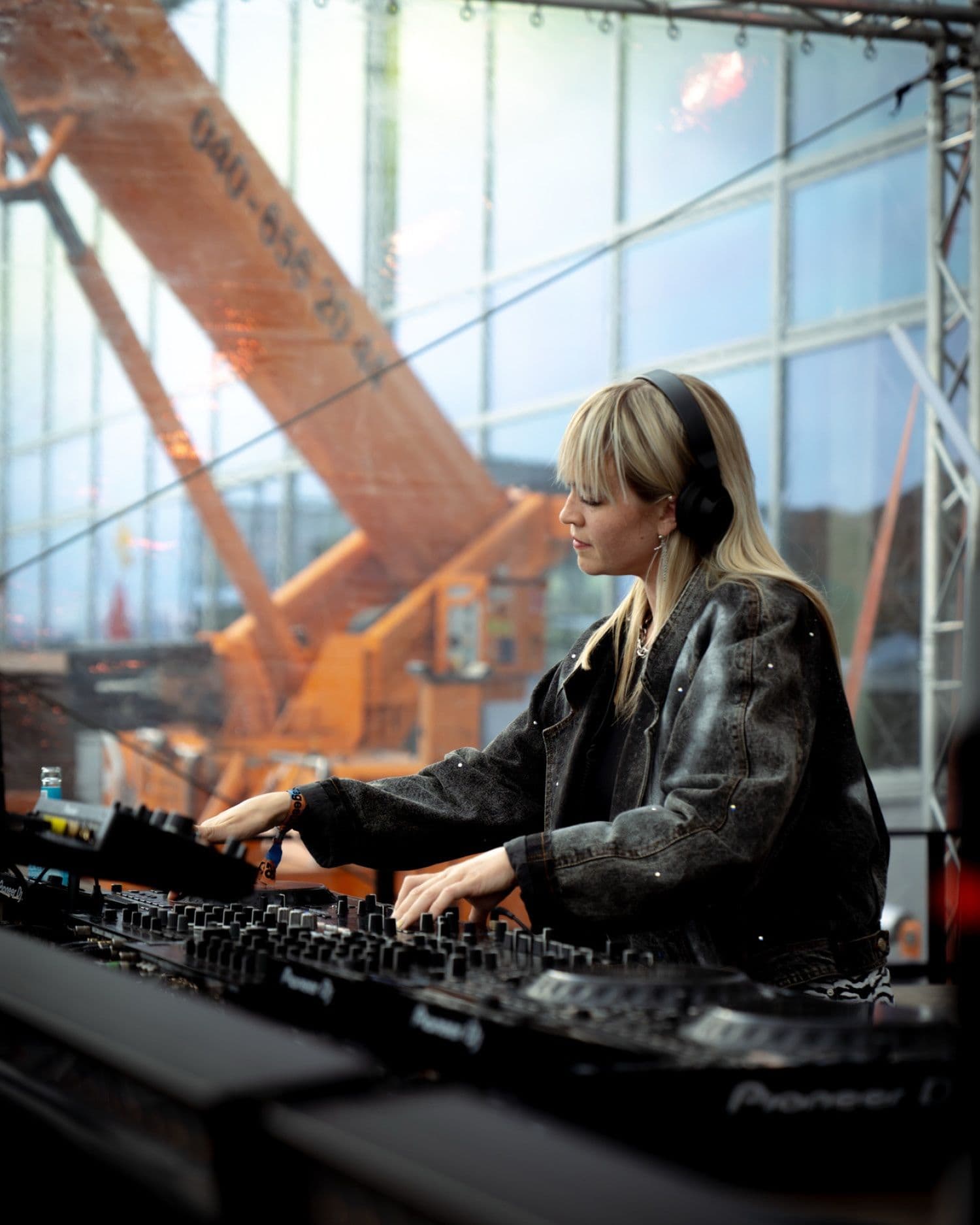 Nina Hepburn am DJ Pult