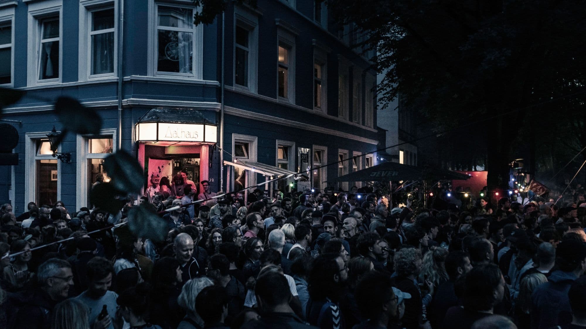 Viele Personen stehen vor dem Aalhaus.
