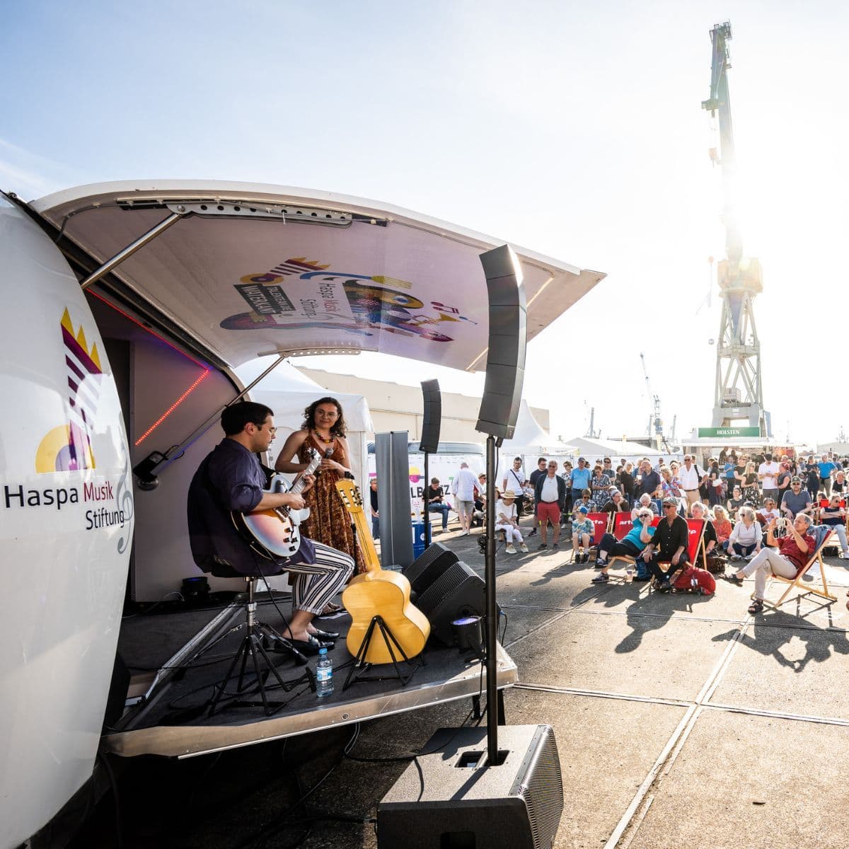 Kleine Bühne am Hafen und Publikum