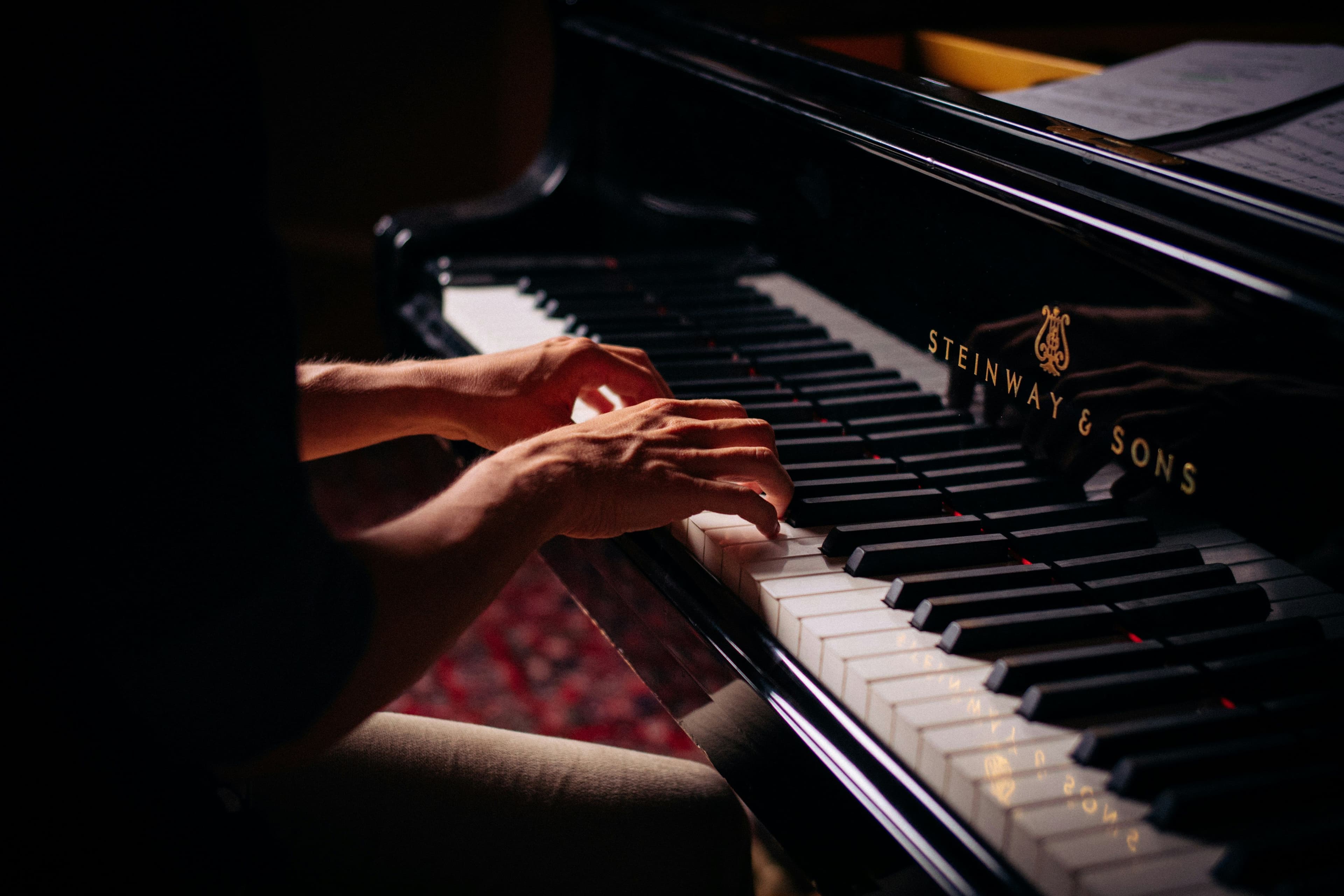 Eine Person spielt Klavier