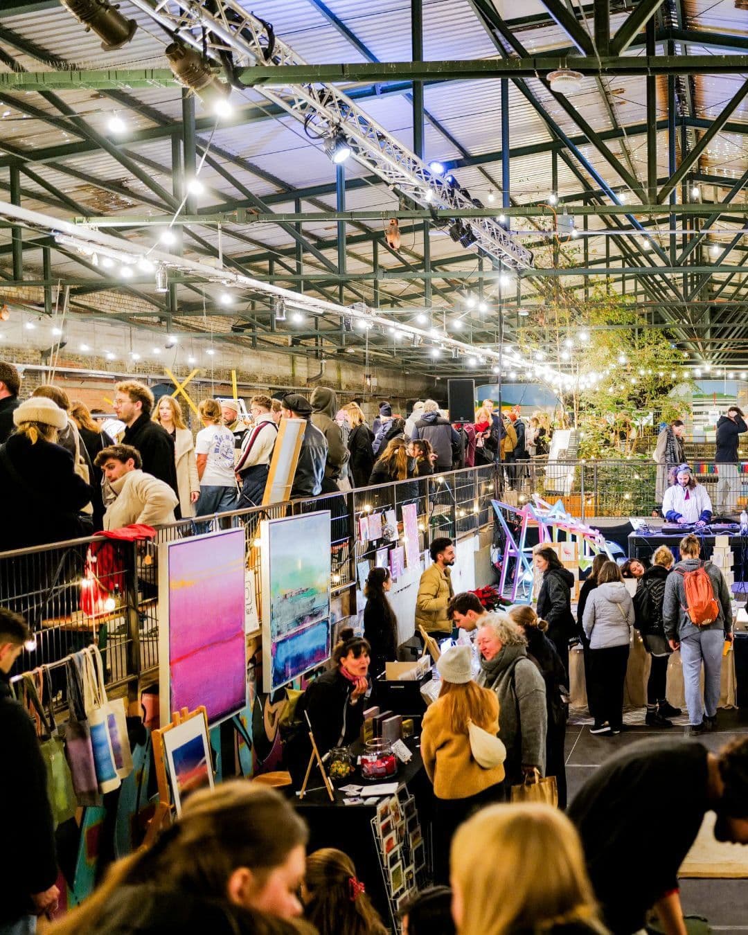 Menschen laufen über einen Markt und schauen sich die Stände an