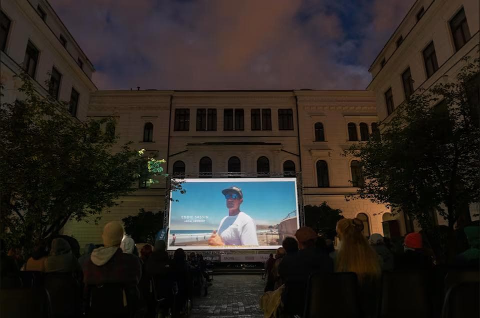 Surffilm beim Openair Kino am Altonaer Rathaus
