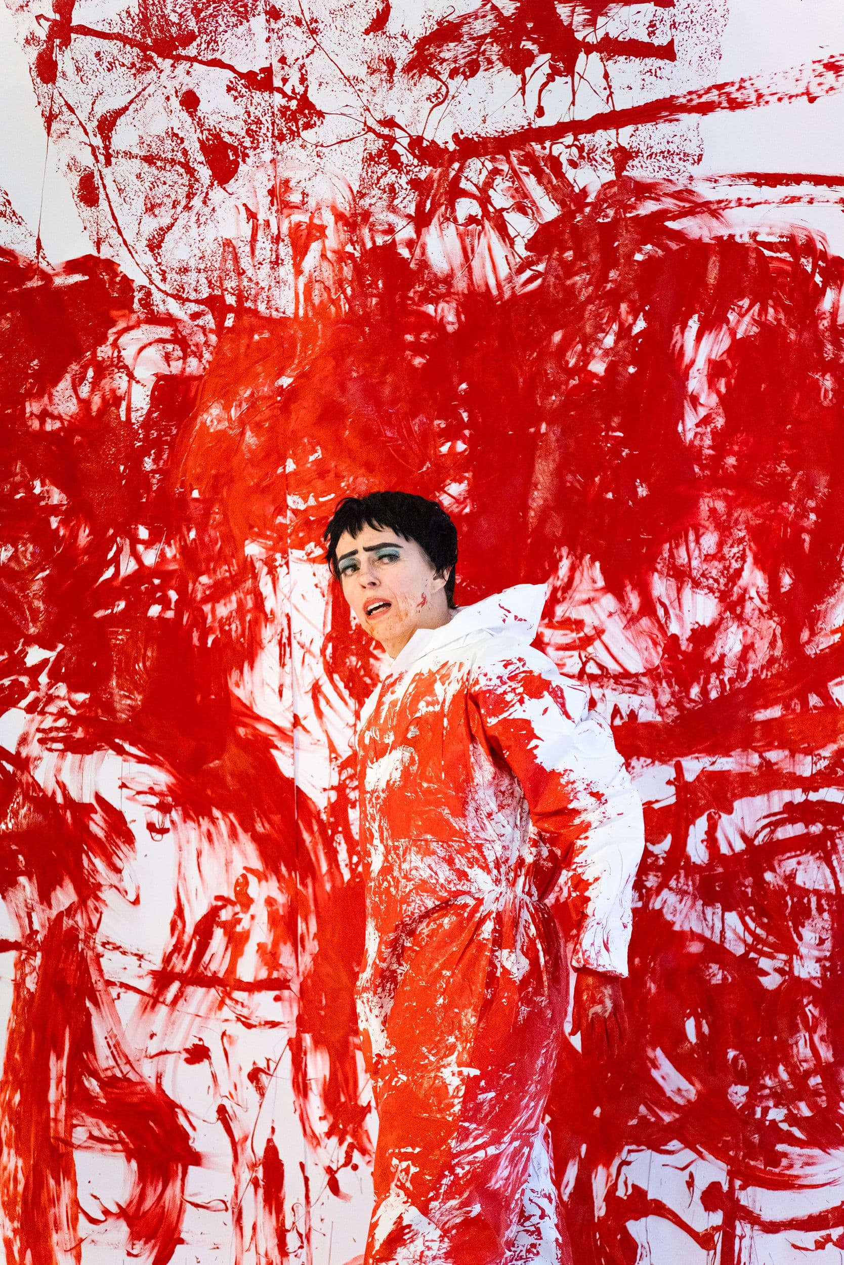 Mit roter Farbe beschmierte Person